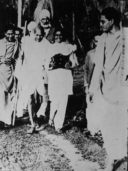 Gandhiji while marching through a village during his tour in Noakhali.jpg